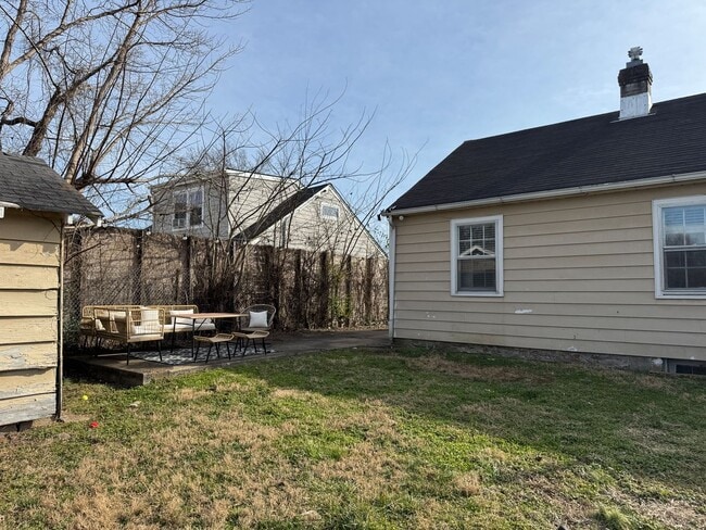 Building Photo - East Nashville cottage, 2BR 1 bath, fenced back, lawn care included, pet friendly
