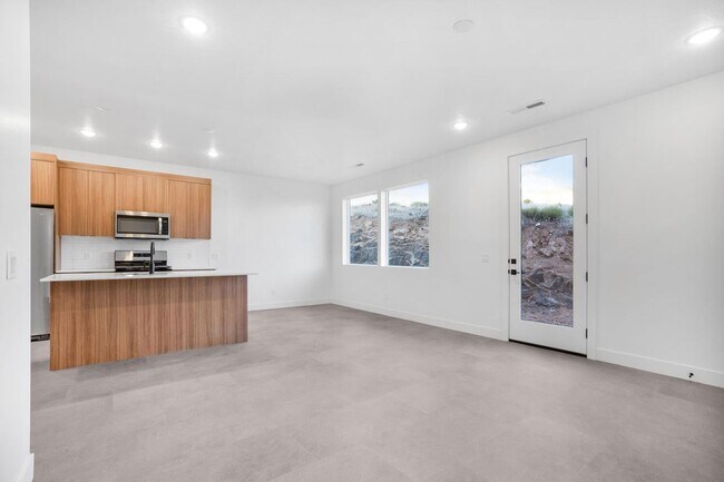Building Photo - HURRICANE TOWNHOME - END UNIT