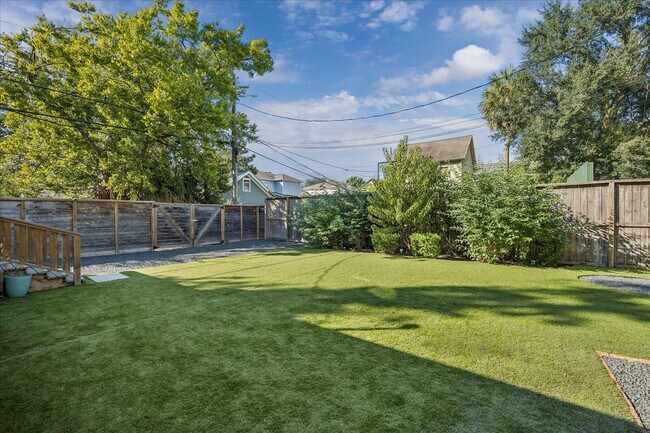 Building Photo - 515 E 9th St