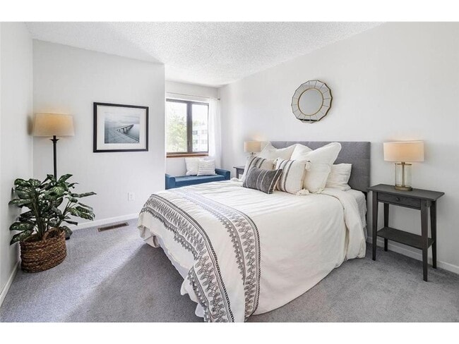 Building Photo - 334 W 5th St