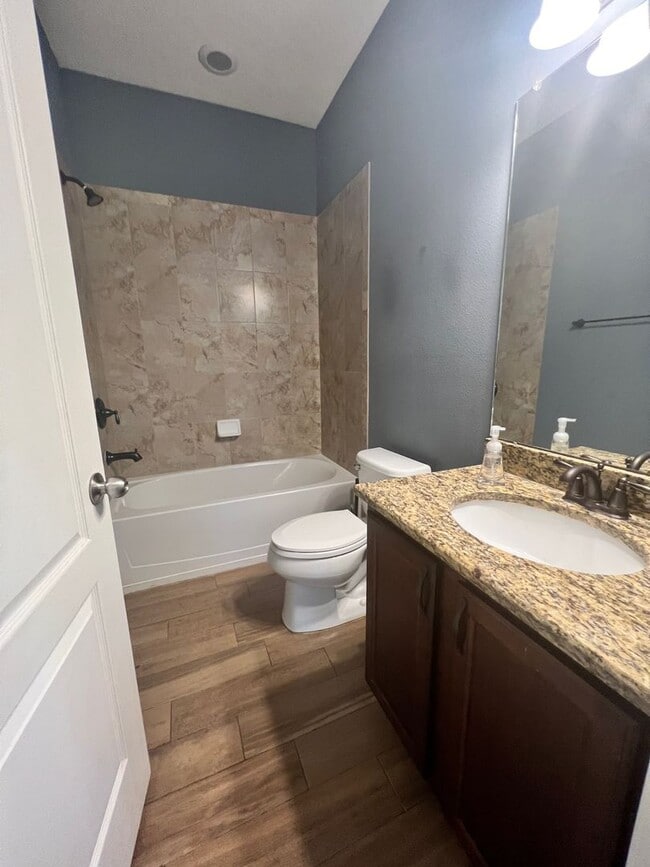 Building Photo - 4/3/2 HOME IN EDINA GARDEN OF EDEN