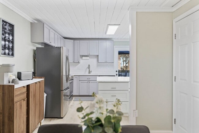 Building Photo - Gorgeous Totally Remodeled 3/2 in Garden C...