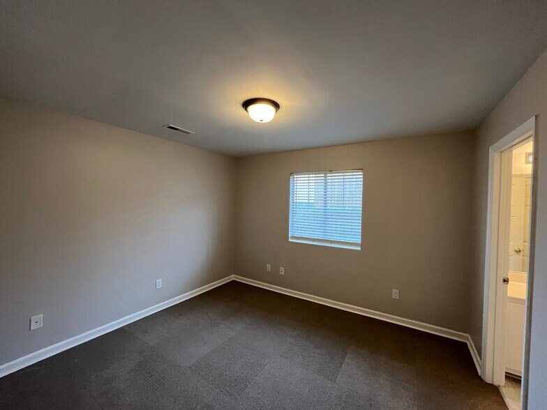 Building Photo - 2464 Stratford Crossing Dr