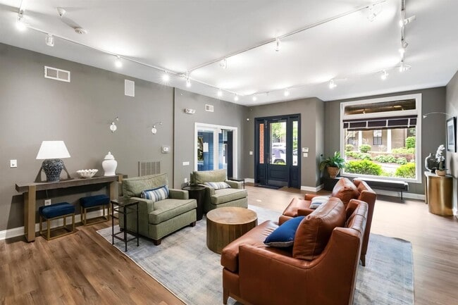 Building Photo - Fabulous 1BR condo in popular Walker Square