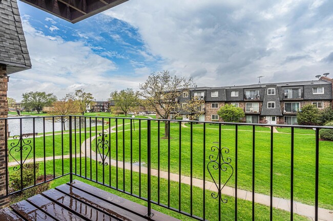 Building Photo - 9405 Bay Colony Dr