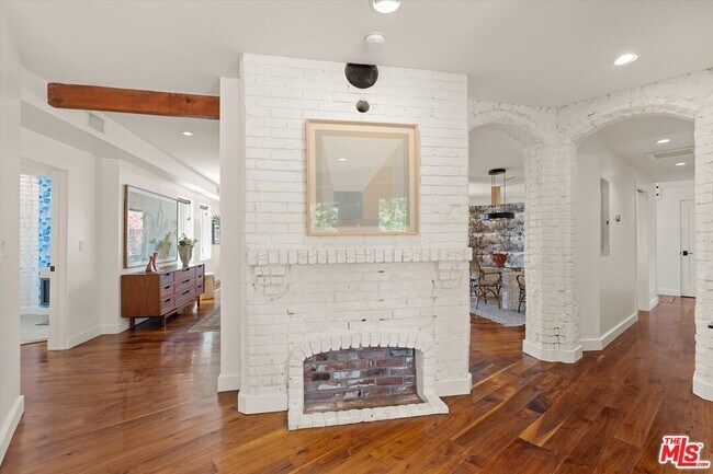 Building Photo - 2700 Glendower Ave