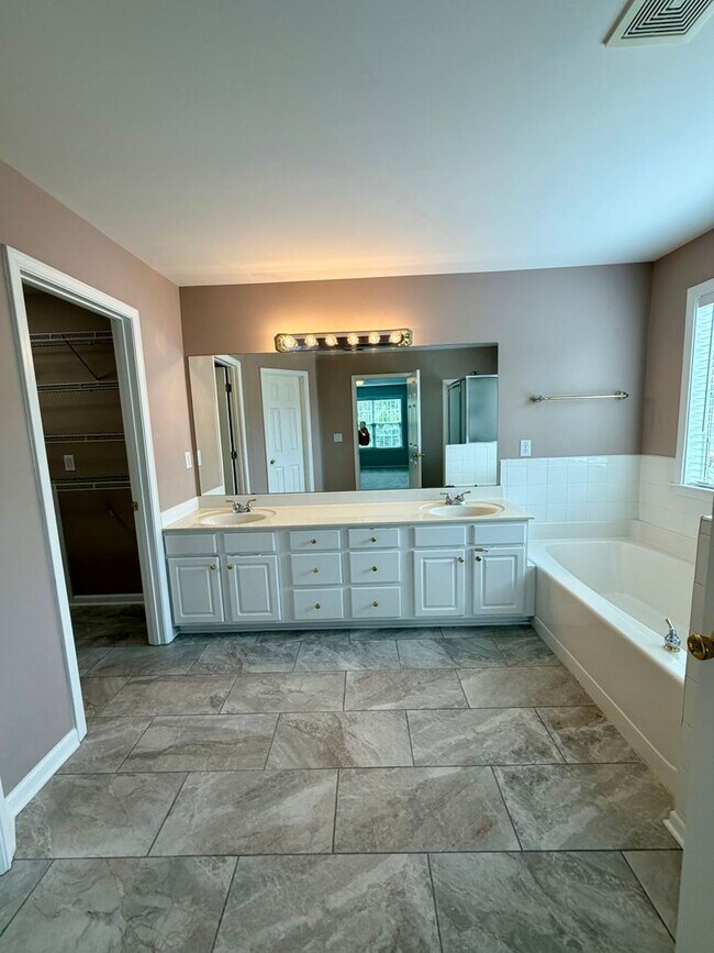 Building Photo - Stunning 5BR Retreat in Gated Village at Telfair