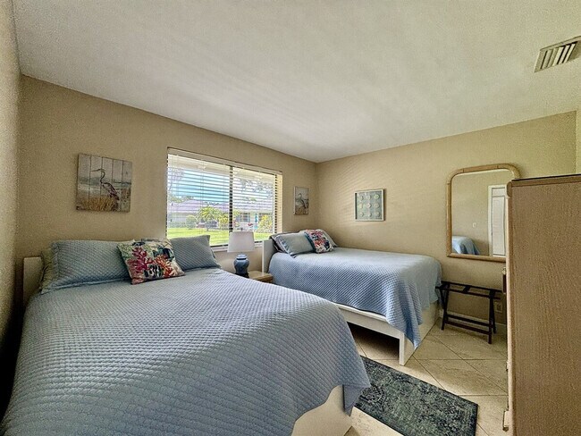 Building Photo - 216 Club Dr