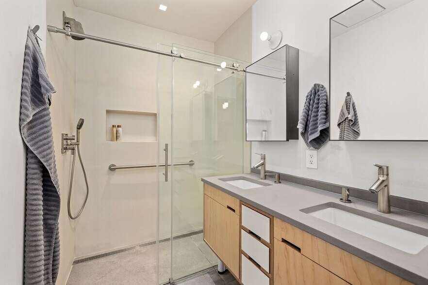 Building Photo - 619 10th Street NE