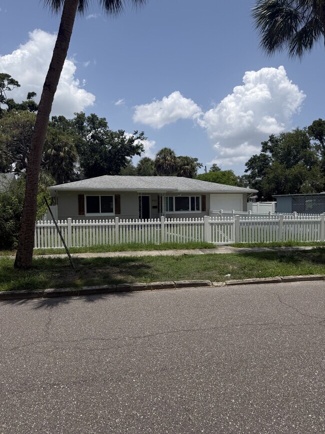 Building Photo - 923 Ivanhoe Way S