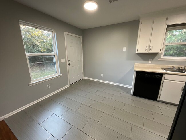 Building Photo - Adorable 2/1 in Great Location with Pest Control Included