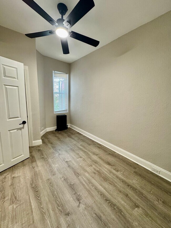 Building Photo - Amazing West Oak Lane 3bd/1ba Available NOW!