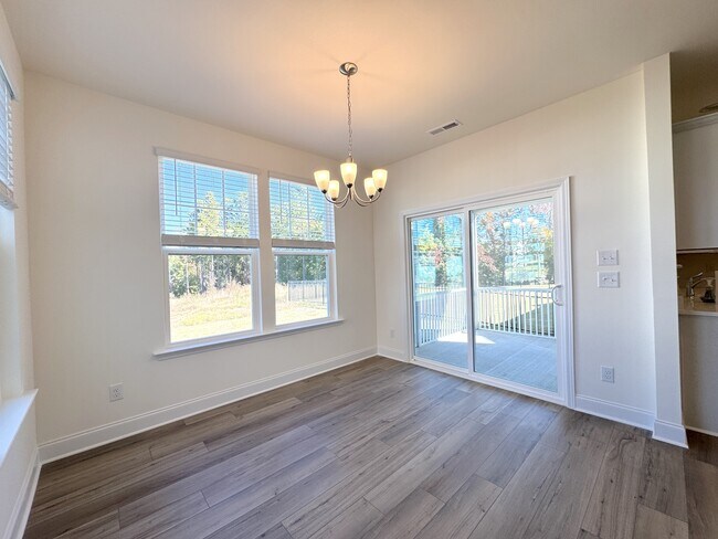 Building Photo - 282 Creekhaven Dr