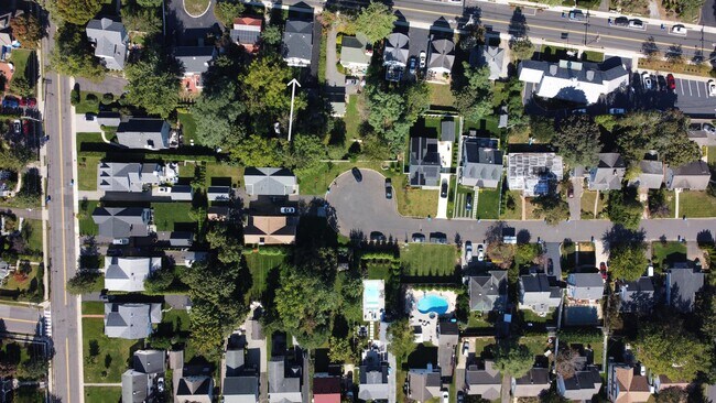 Building Photo - 516 River Rd