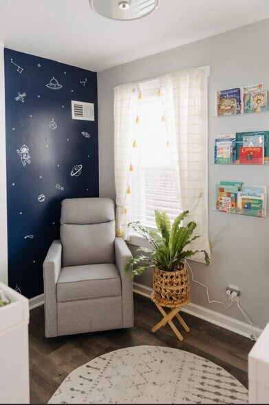 Building Photo - 10 W Knight Ave