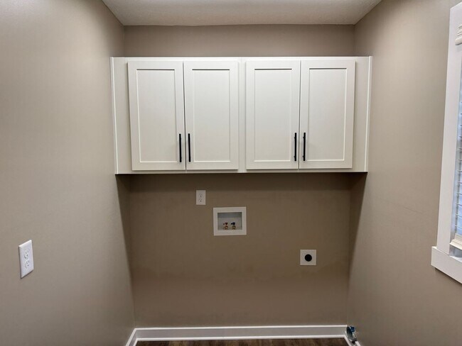 Building Photo - 516 Claremoor Ave