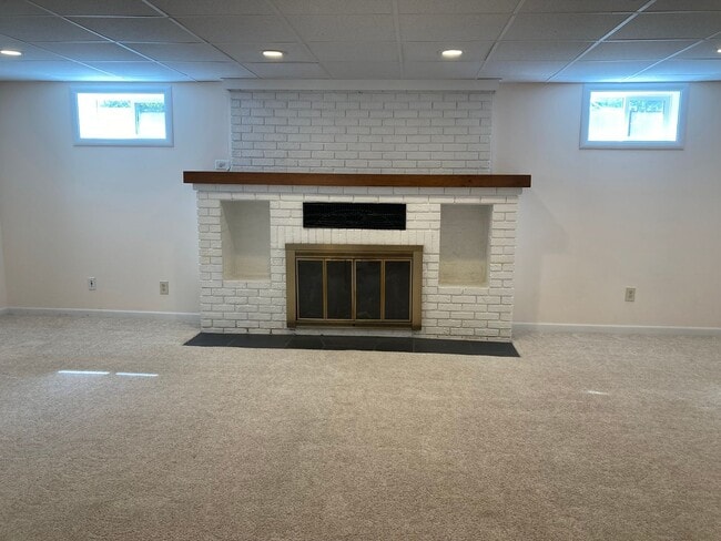 Building Photo - Spacious 4 Bedroom on Upriver Drive