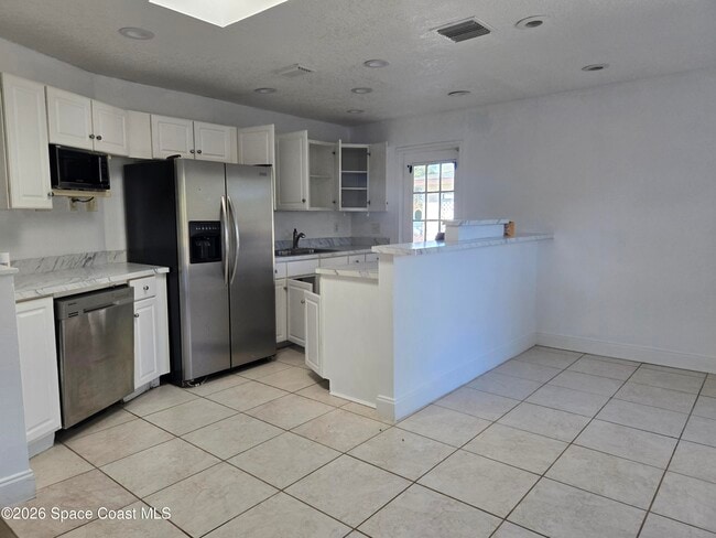 Building Photo - 771 Onyx Dr NE