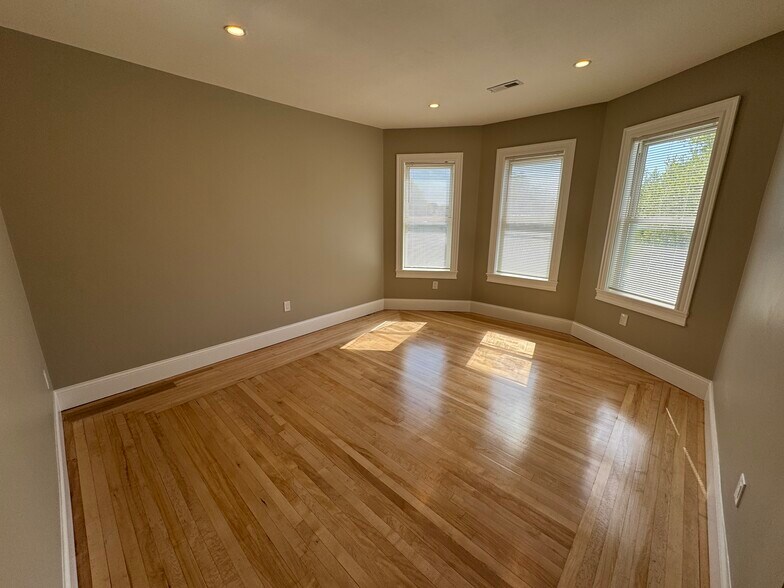 Building Photo - 116 Holland St