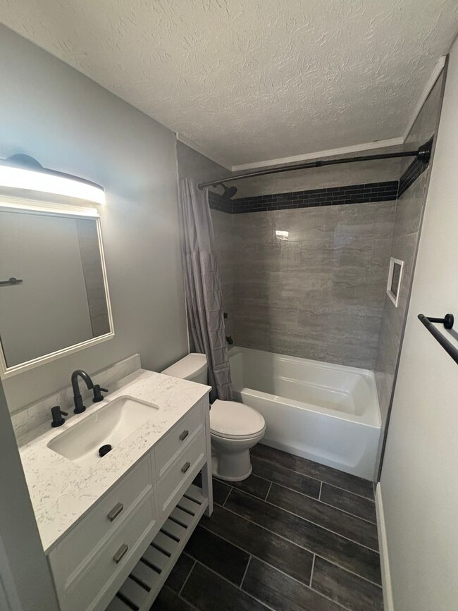 Building Photo - 3221 Summerhill Ln