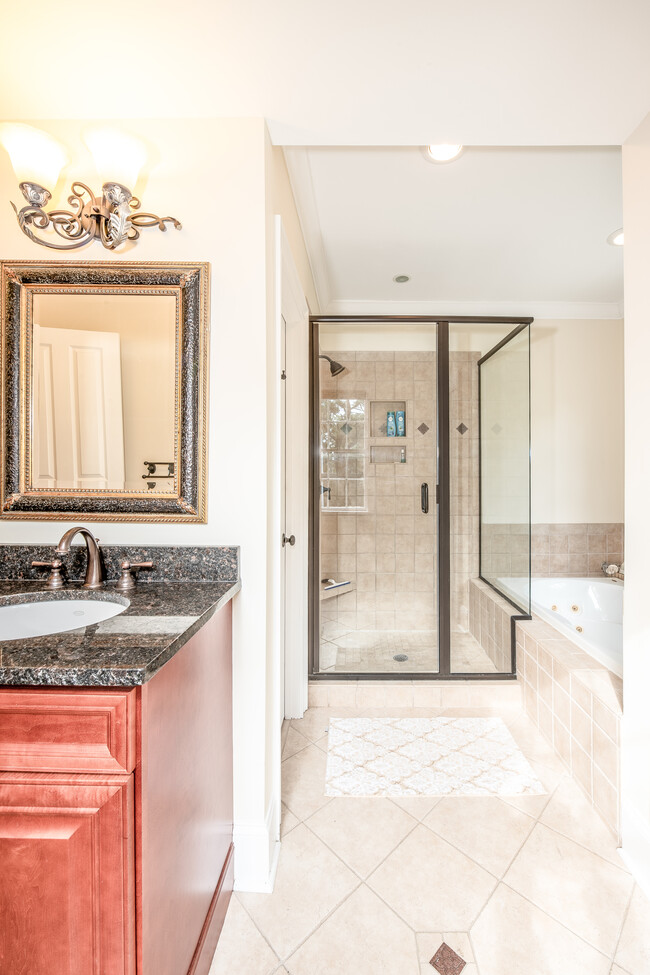 Master bathroom - 175 Wentworth St