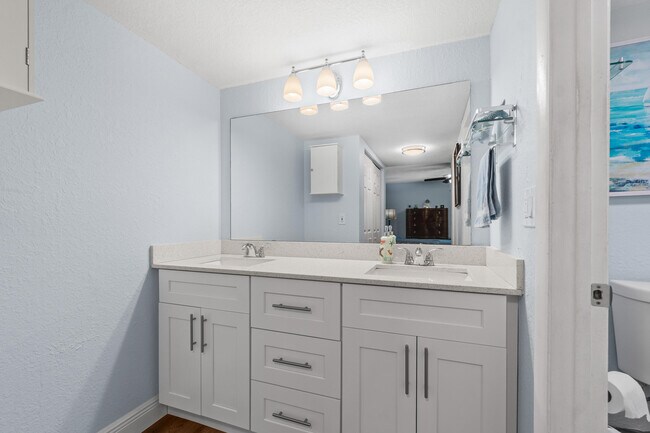 Building Photo - 11255 Green Lake Dr