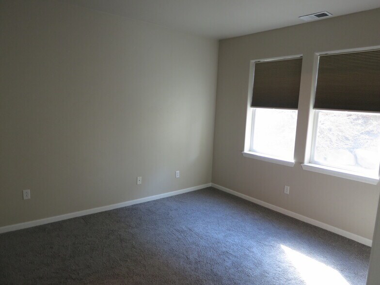 Building Photo - 2701 Midland Ave. Unit 614
