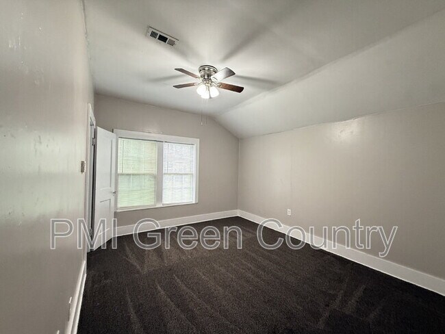 Building Photo - 1223 S Quaker Ave