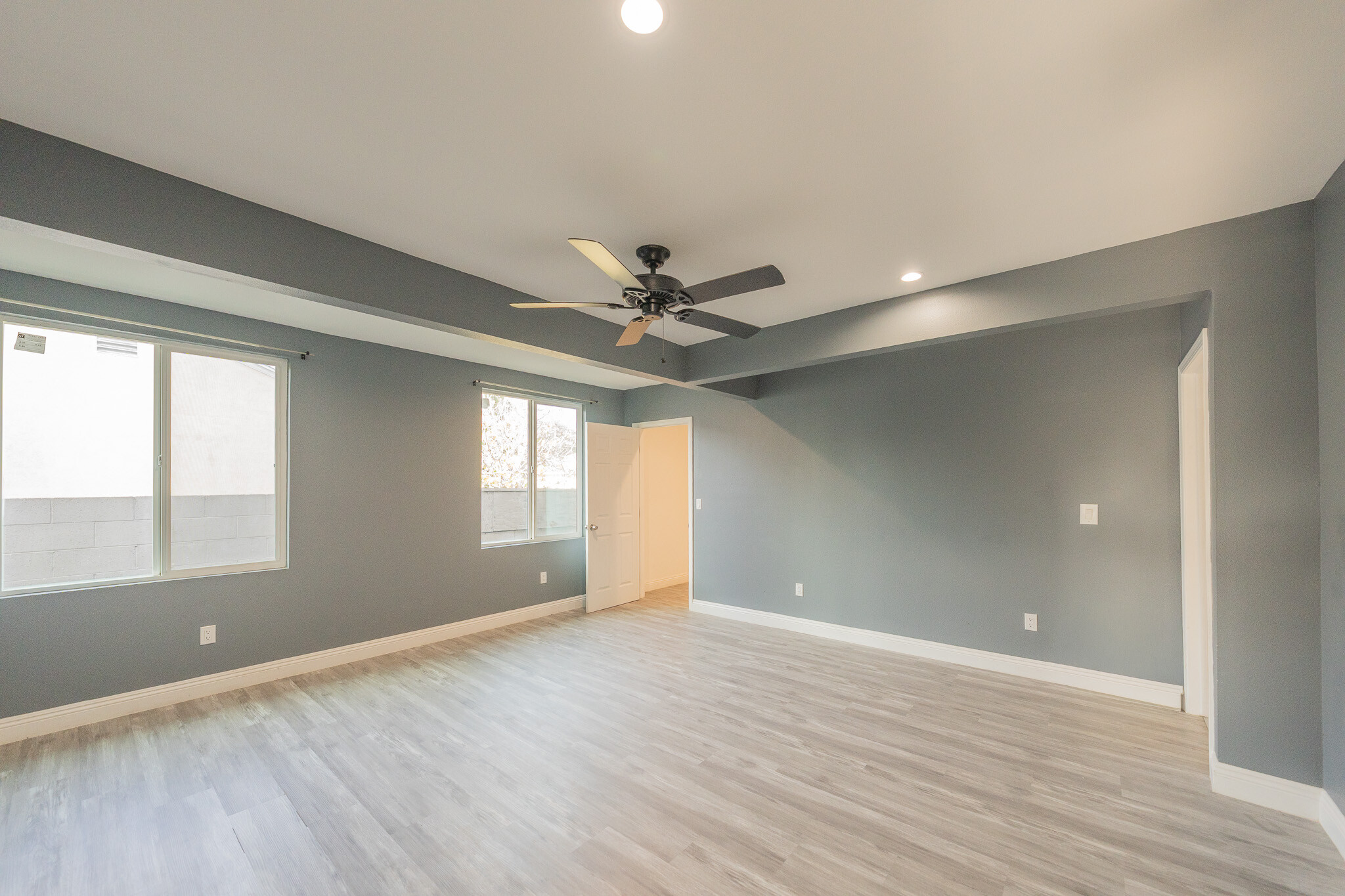 Building Photo - 14947 Chatsworth St