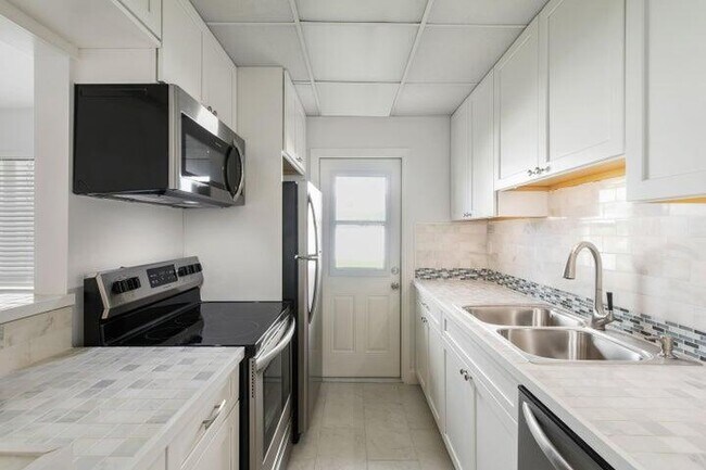 Building Photo - 3600 N Ocean Dr