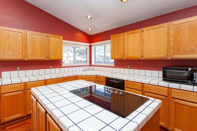 Building Photo - 3654 Hemlock Way