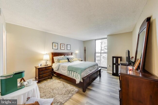 Building Photo - 1101 S Arlington Ridge Rd