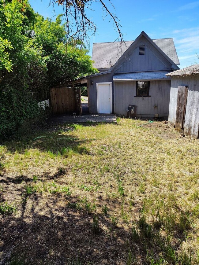 Building Photo - Great 2-bedroom home close to downtown