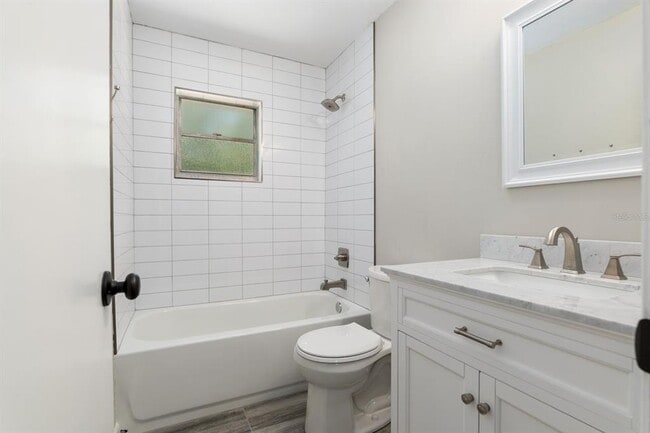 Building Photo - 605 NW 9th Cir