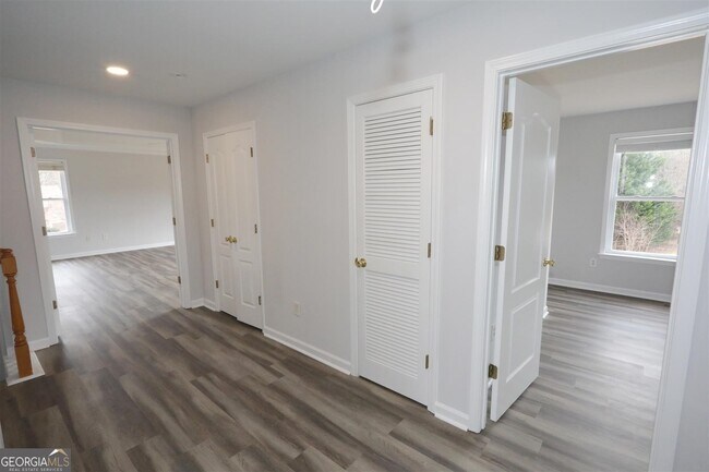 Building Photo - 3205 Vaughan Dr