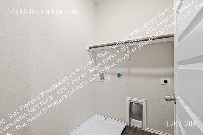 Building Photo - 10546 Grn Lk Dr