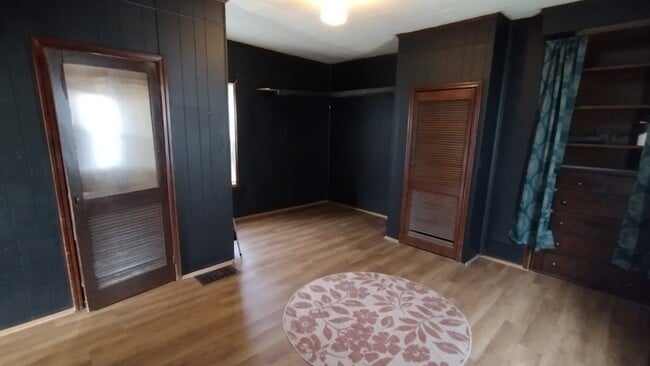 Building Photo - 226 Beaver Ave NE