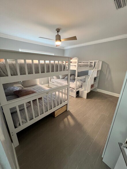 Building Photo - 5510 Bayview Dr