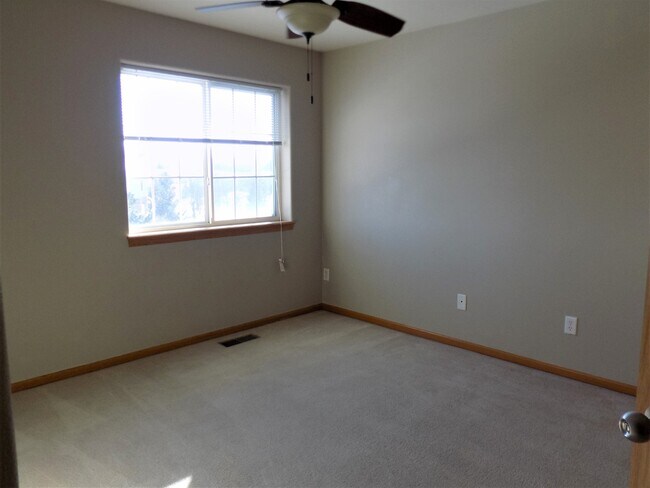 Building Photo - Large 3bedroom/2.5 bath Iowa City Townhouse