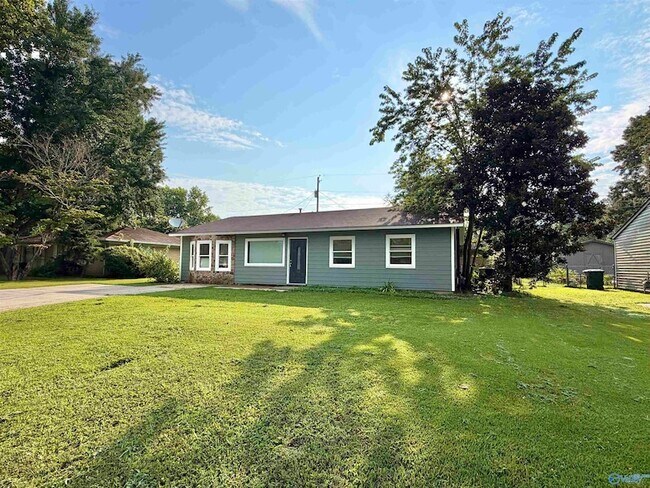 Building Photo - 2110 Fernbrook Dr NE