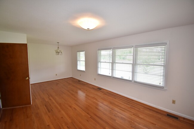Building Photo - 4 Bedroom and 3 Bath Home- Vander