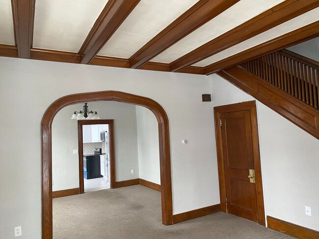 Building Photo - 820 Main St