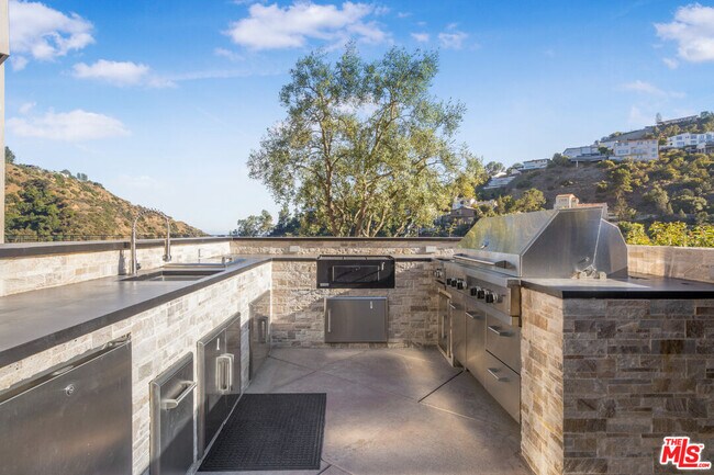 Building Photo - 2501 Zorada Dr