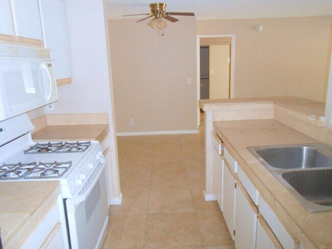 Building Photo - Spacious 2 bedroom Condo in Canyon Lake Community