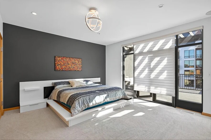 Building Photo - 3104 W Lake St