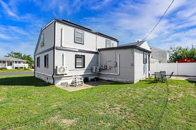 Building Photo - 203 E Plaza Pl