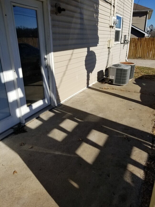 Building Photo - 718 Demaret Dr