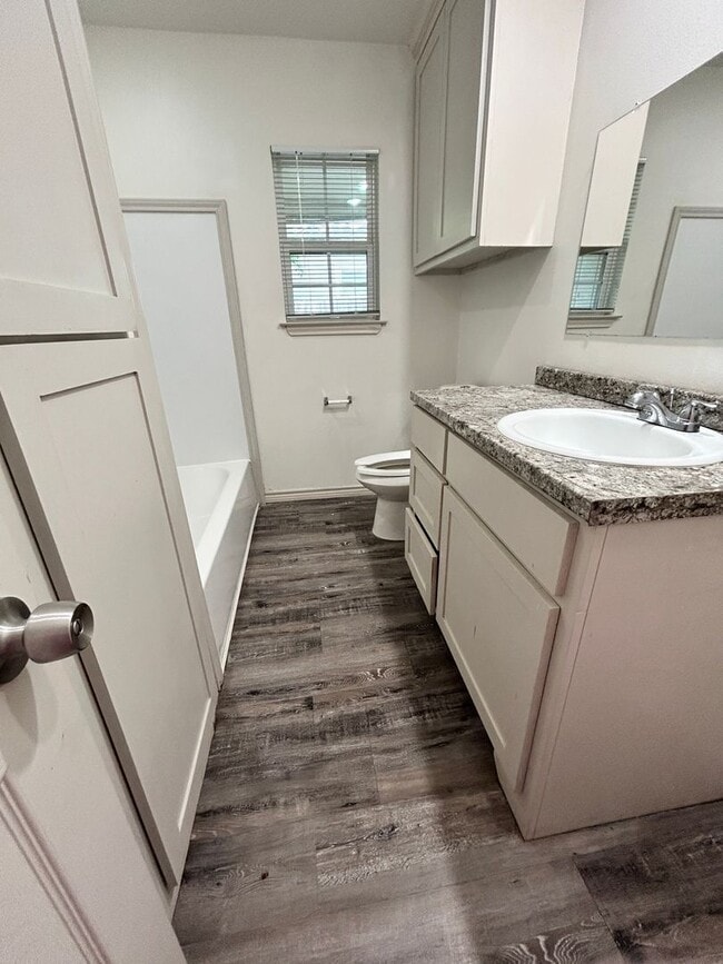 Building Photo - 3Bed/2Bath Home Available!