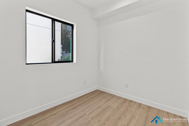 Building Photo - 2821-2822 Avenel St