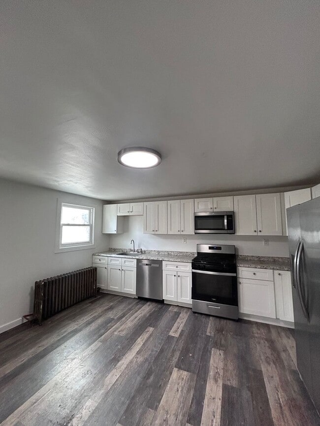 Building Photo - Available NOW - 2 Bedroom - Brighton Heights Area